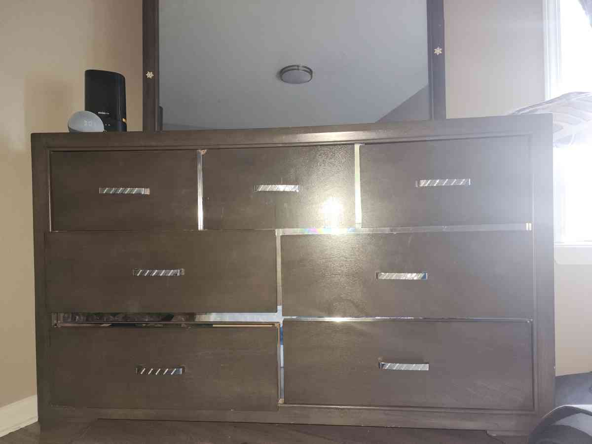 DressersQueenBed - Louisville, Kentucky - FleaMarketBay