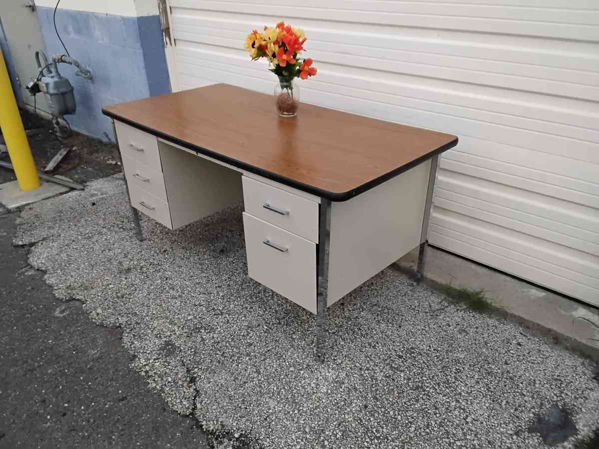Nice Large Office Desk with 6 Drawers Like New - Williamstown, New Jersey - FleaMarketBay