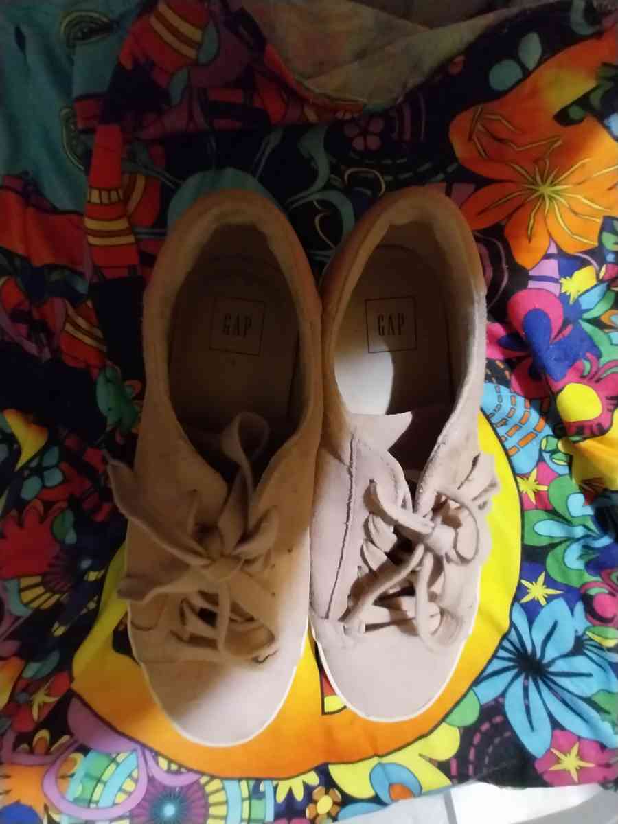 gap woman shoes size 8 - Acworth, Georgia - FleaMarketBay
