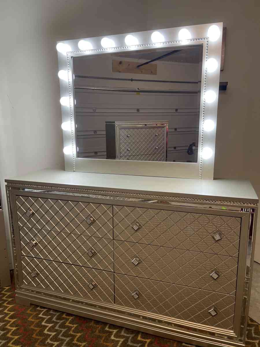 Queen size bedroom set - Howe, Texas - FleaMarketBay