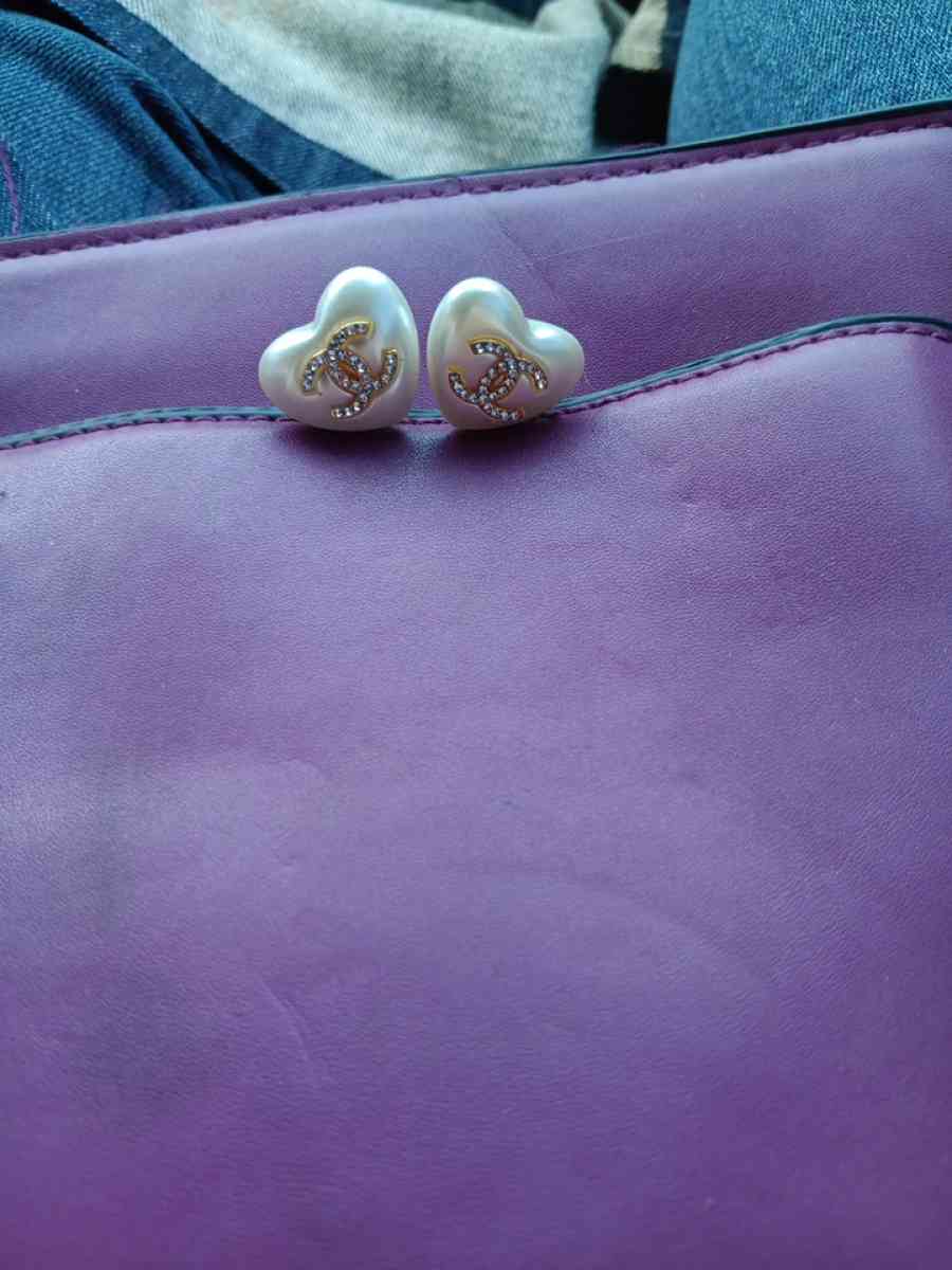CHANEL heart shaped pearl stud earrings - Santa Cruz, California - FleaMarketBay