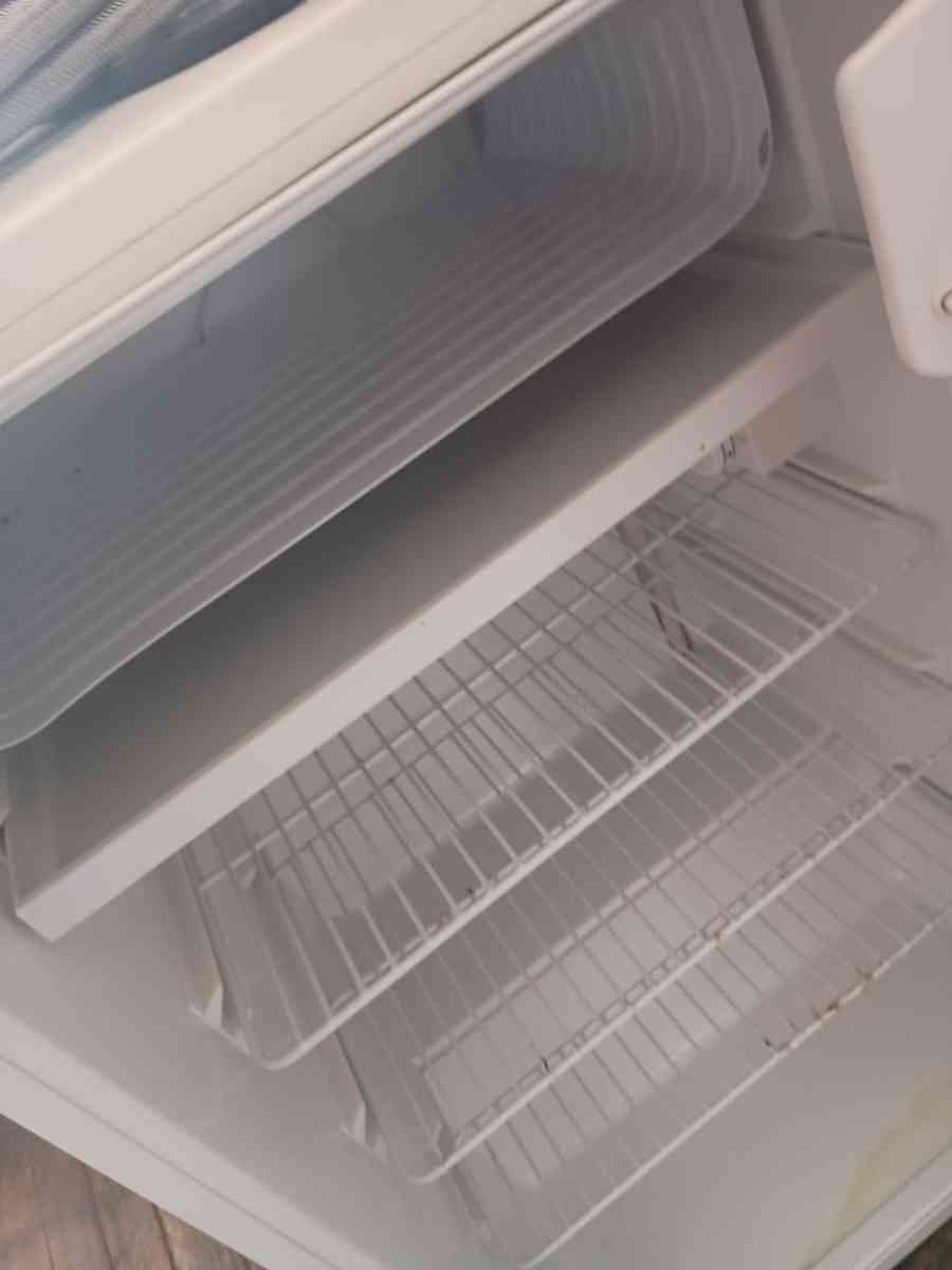 Kenmore mini fridge works fine needs a new hinge - Marion, North Carolina - FleaMarketBay