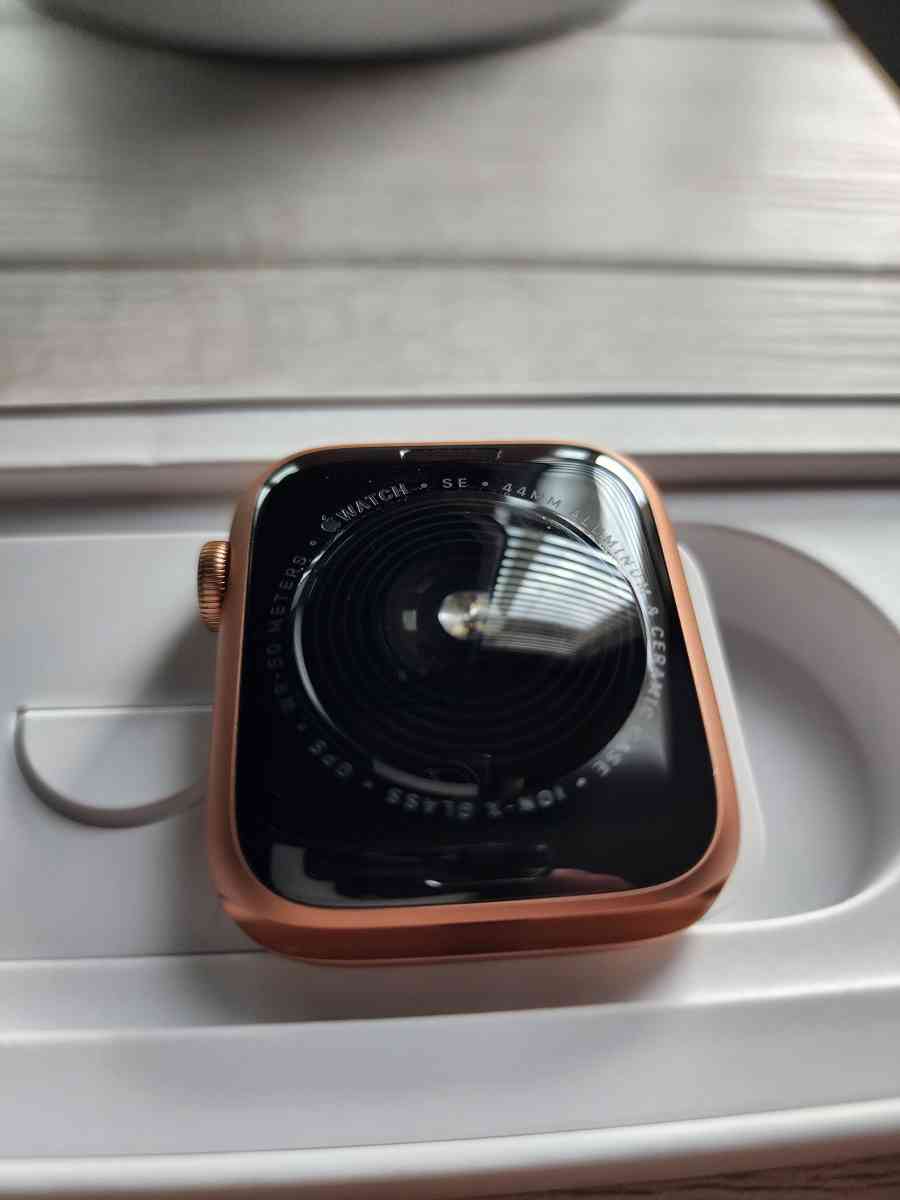 Apple Watch SE Brand New w Gold Aluminum Case Pink Sand Band - Manteca, California - FleaMarketBay
