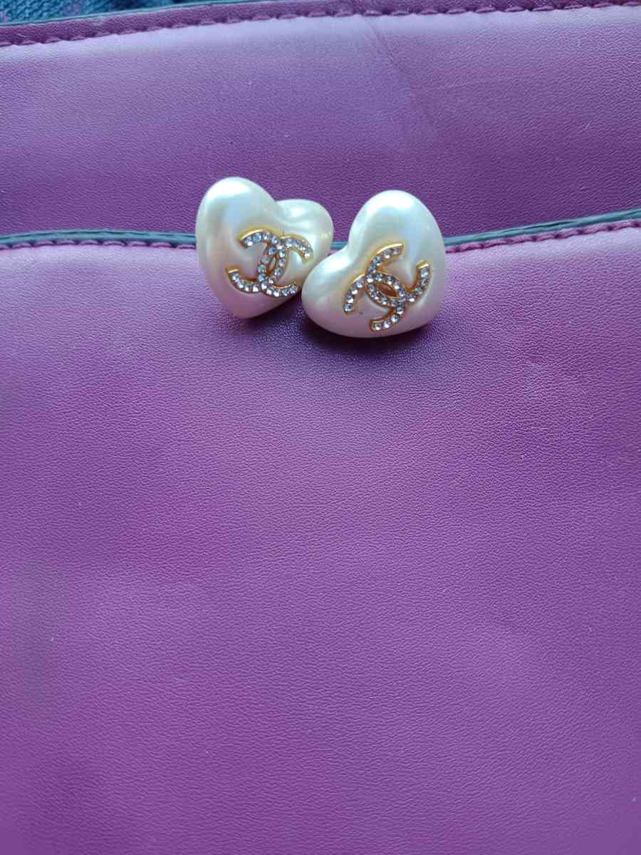CHANEL heart shaped pearl stud earrings - Santa Cruz, California - FleaMarketBay