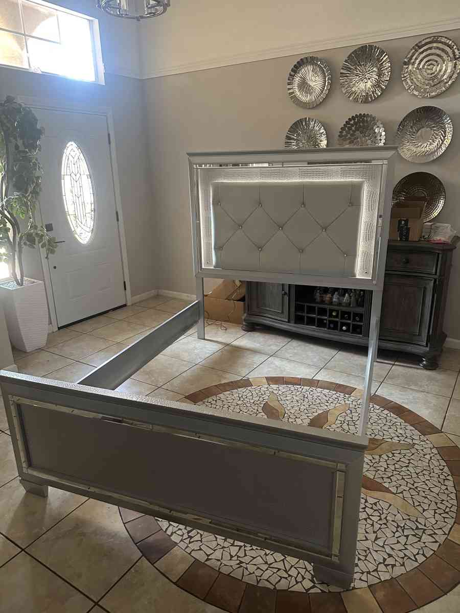 queen silver bed - Albuquerque, New Mexico - FleaMarketBay