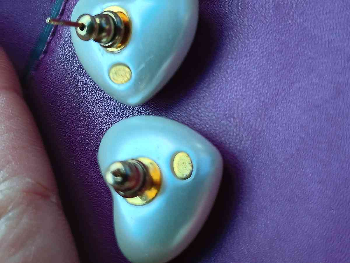 CHANEL heart shaped pearl stud earrings - Santa Cruz, California - FleaMarketBay