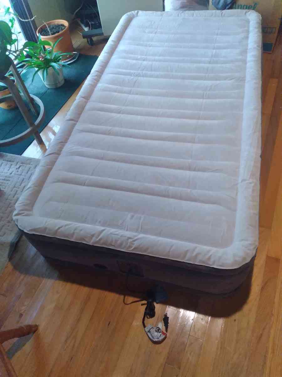 intex Dura beam comfort air mattress - Cullman, Alabama