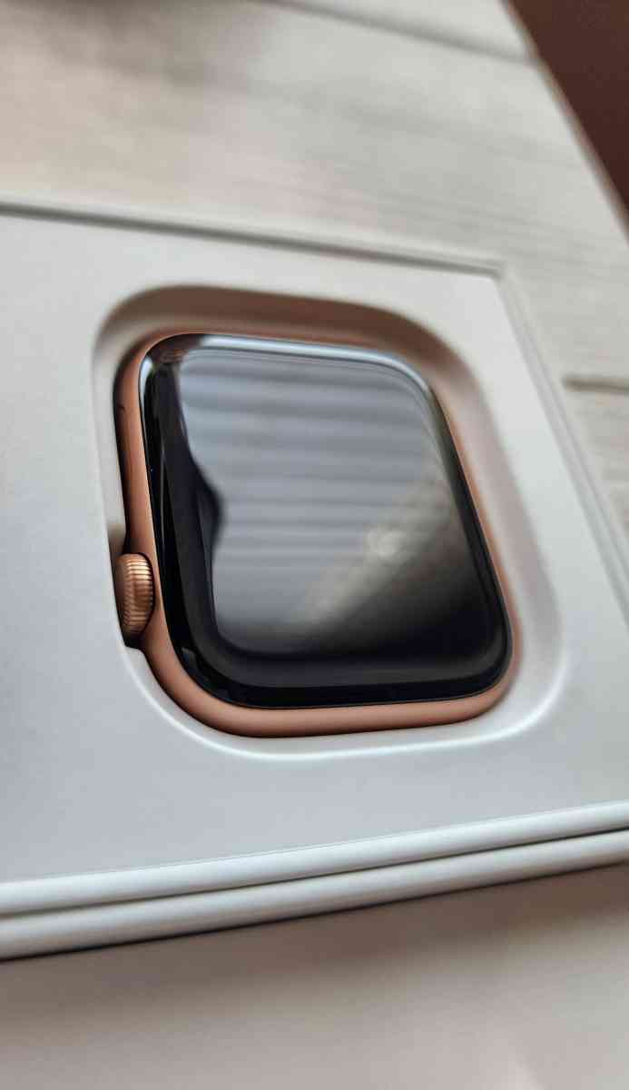 Apple Watch SE Brand New w Gold Aluminum Case Pink Sand Band - Manteca, California - FleaMarketBay
