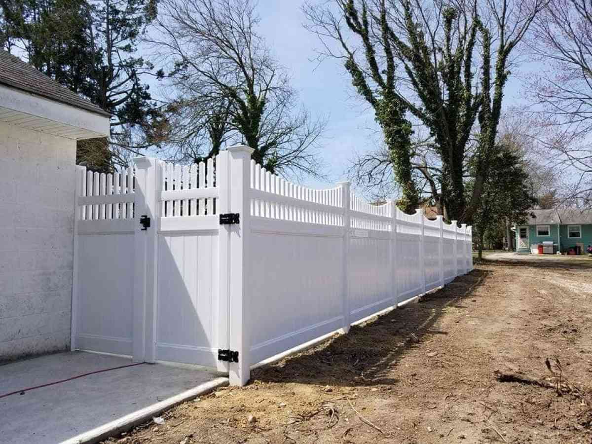 fencing vinyl and Wood - Aberdeen Proving Ground, Maryland - FleaMarketBay