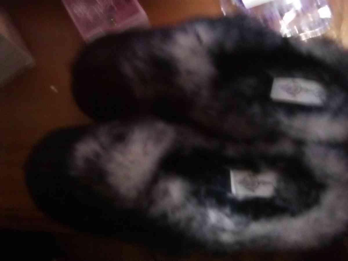 furry house shoes womens size 9 half - Edmore, Michigan - FleaMarketBay