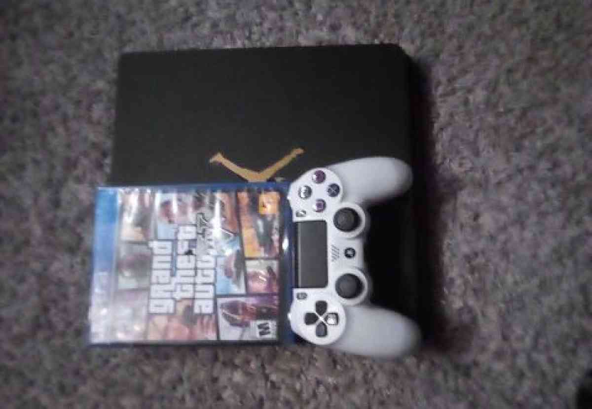 ps4 slim and gta with white controller - Detroit, Michigan