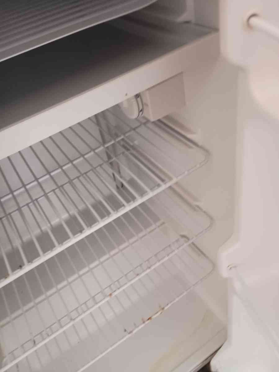 Kenmore mini fridge works fine needs a new hinge - Marion, North Carolina - FleaMarketBay