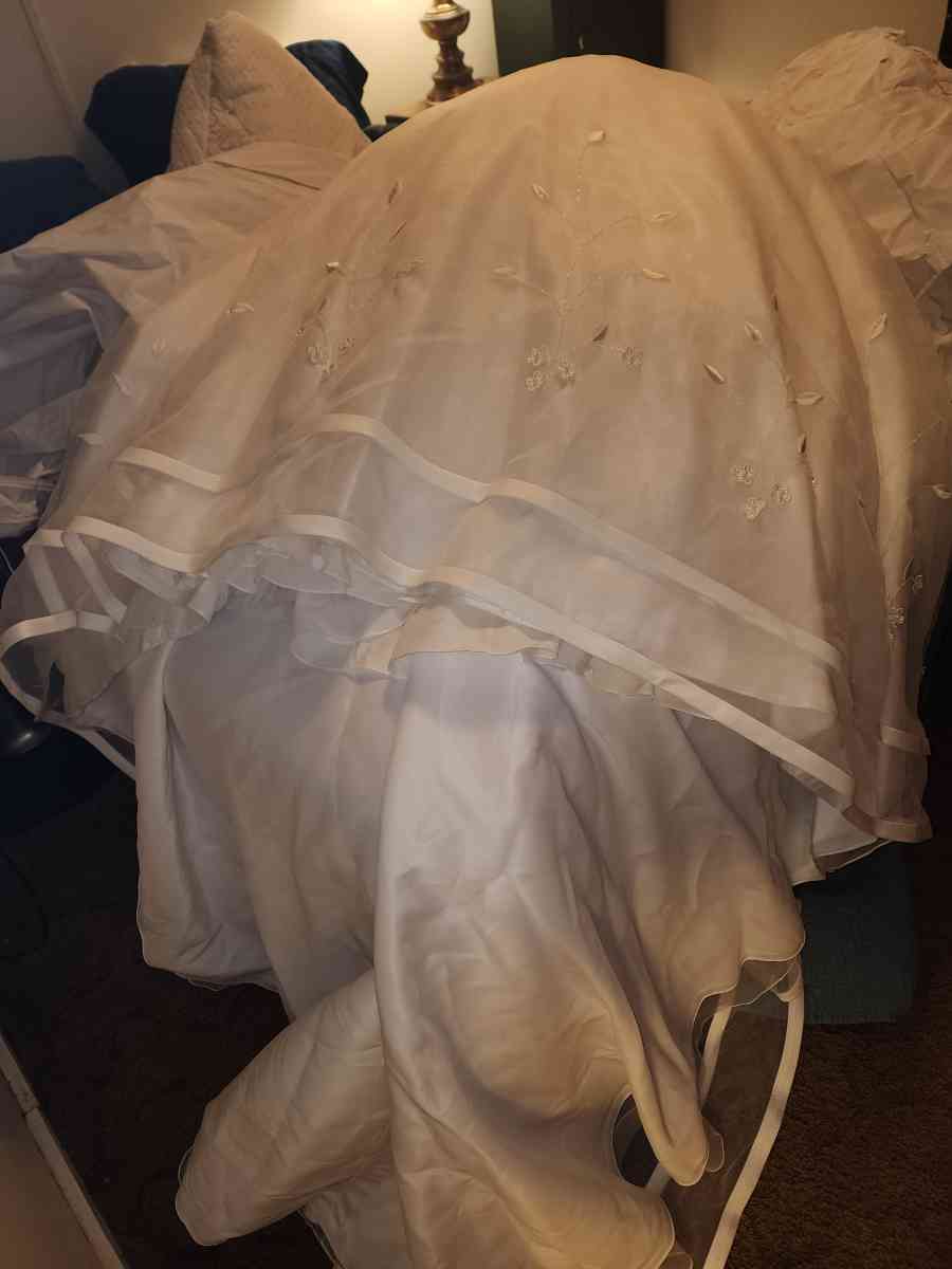wedding dress - Talbott, Tennessee - FleaMarketBay