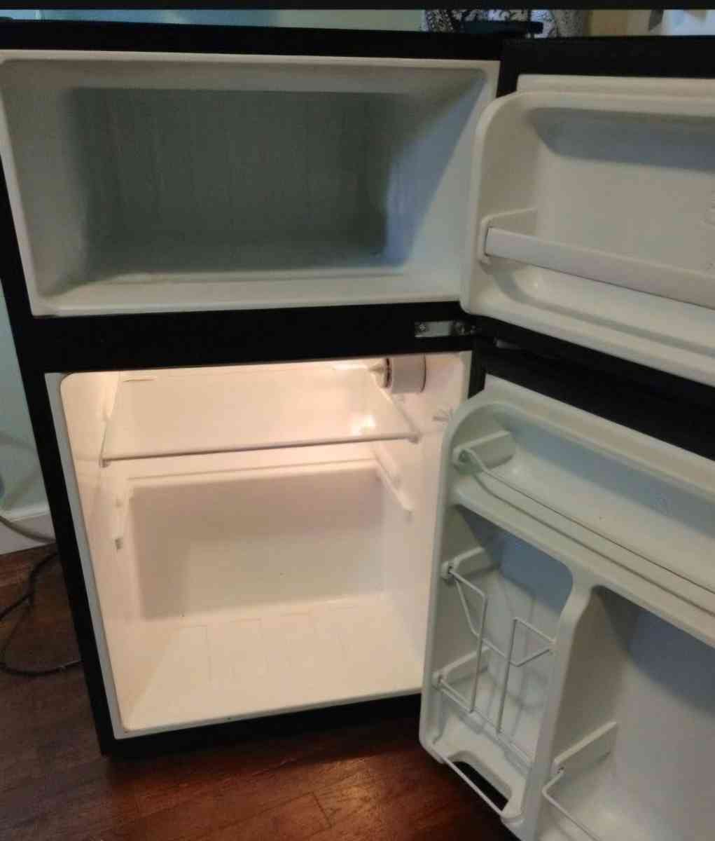 Mini refrigerator with freezer - Pasadena, Texas - FleaMarketBay