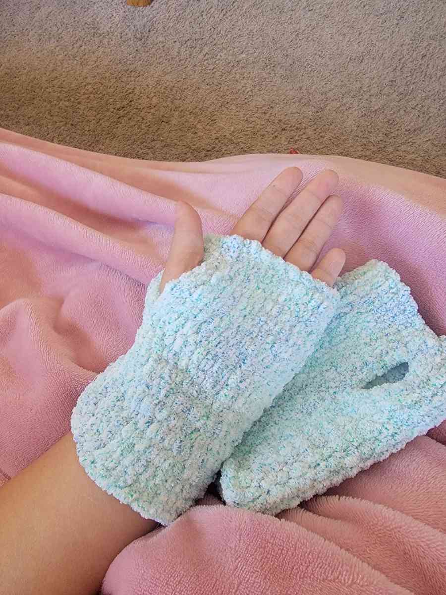 Blue Handwarmers knitted - Minneota, Minnesota - FleaMarketBay