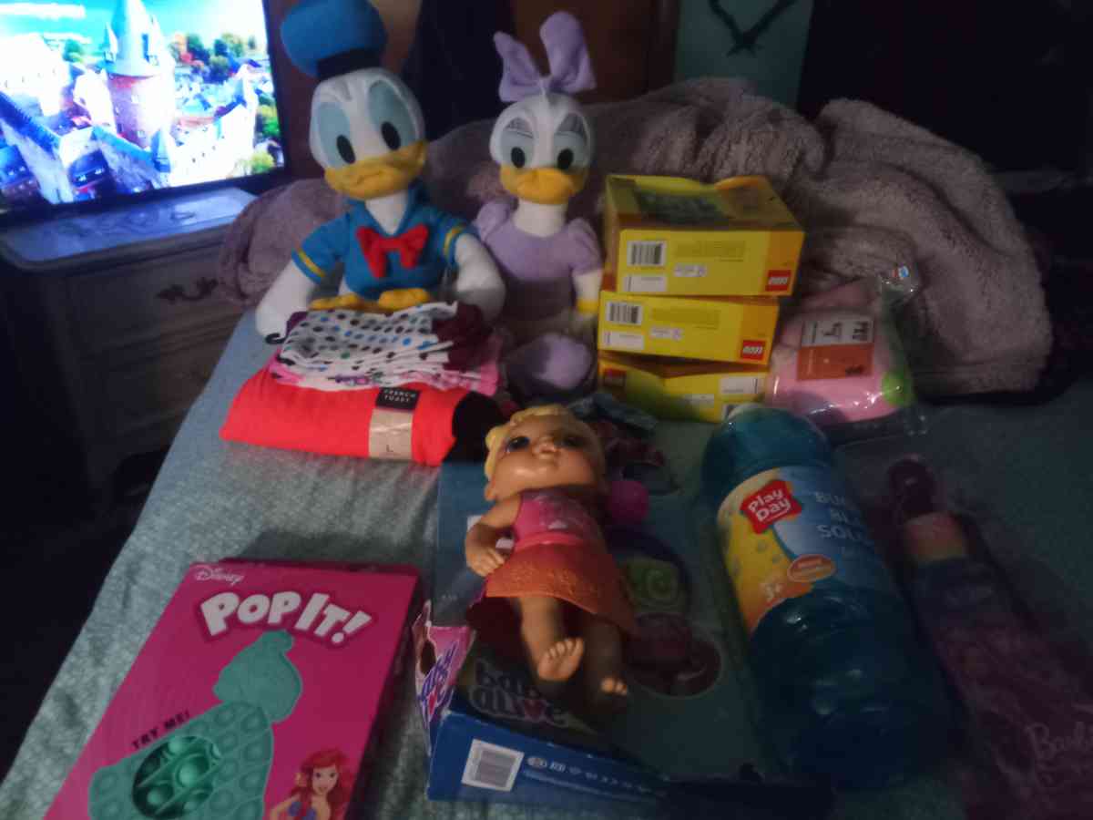 toys bubbles candy socks - Cleveland, Ohio - FleaMarketBay