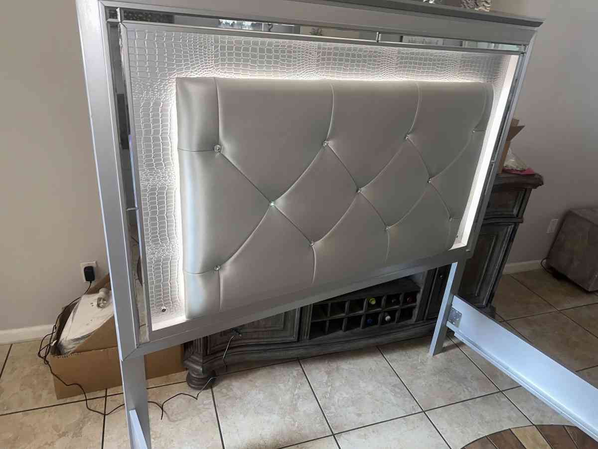 queen silver bed - Albuquerque, New Mexico - FleaMarketBay