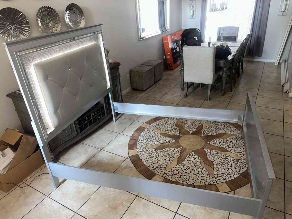 queen silver bed - Albuquerque, New Mexico - FleaMarketBay