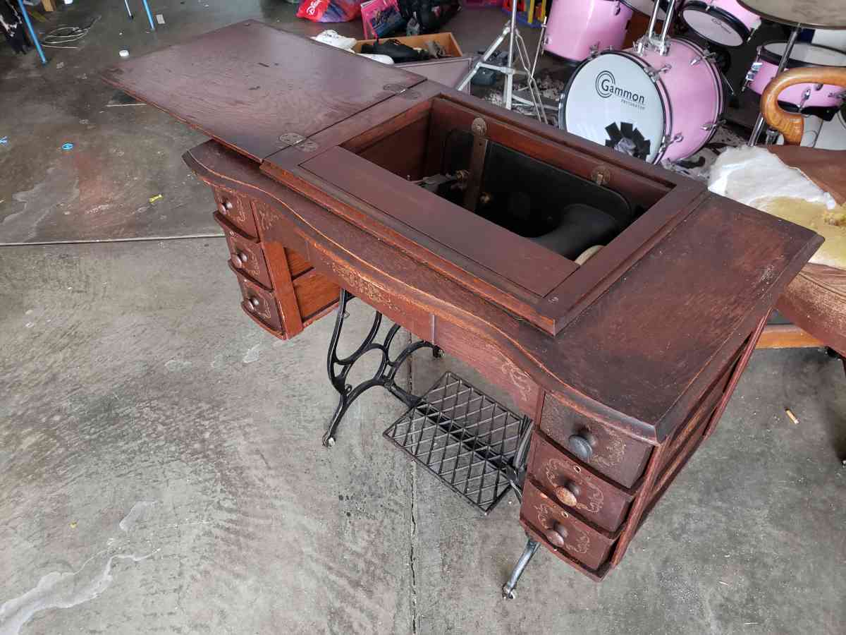 1907 Goldsmith sewing machine and table - Franklin, Indiana - FleaMarketBay