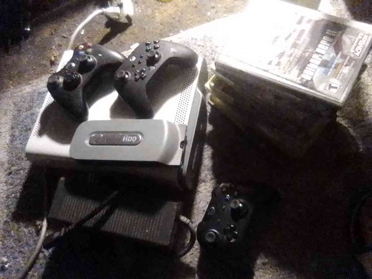 XBOX 360 KINNECT AND3 WIRELESS CONT - Bakersfield, California - FleaMarketBay