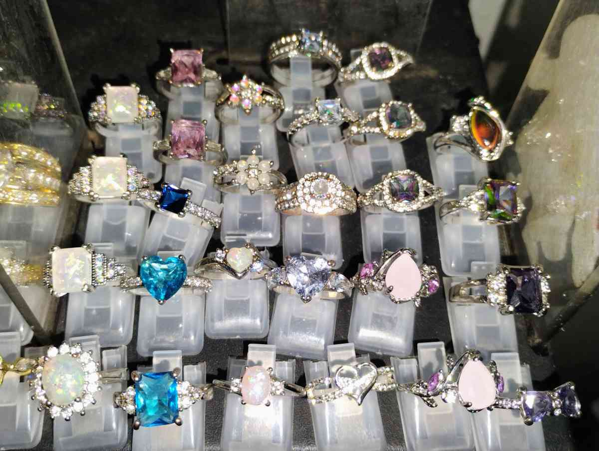 TRENDY JEWELRY AND MAGNETS - Newberg, Oregon - FleaMarketBay