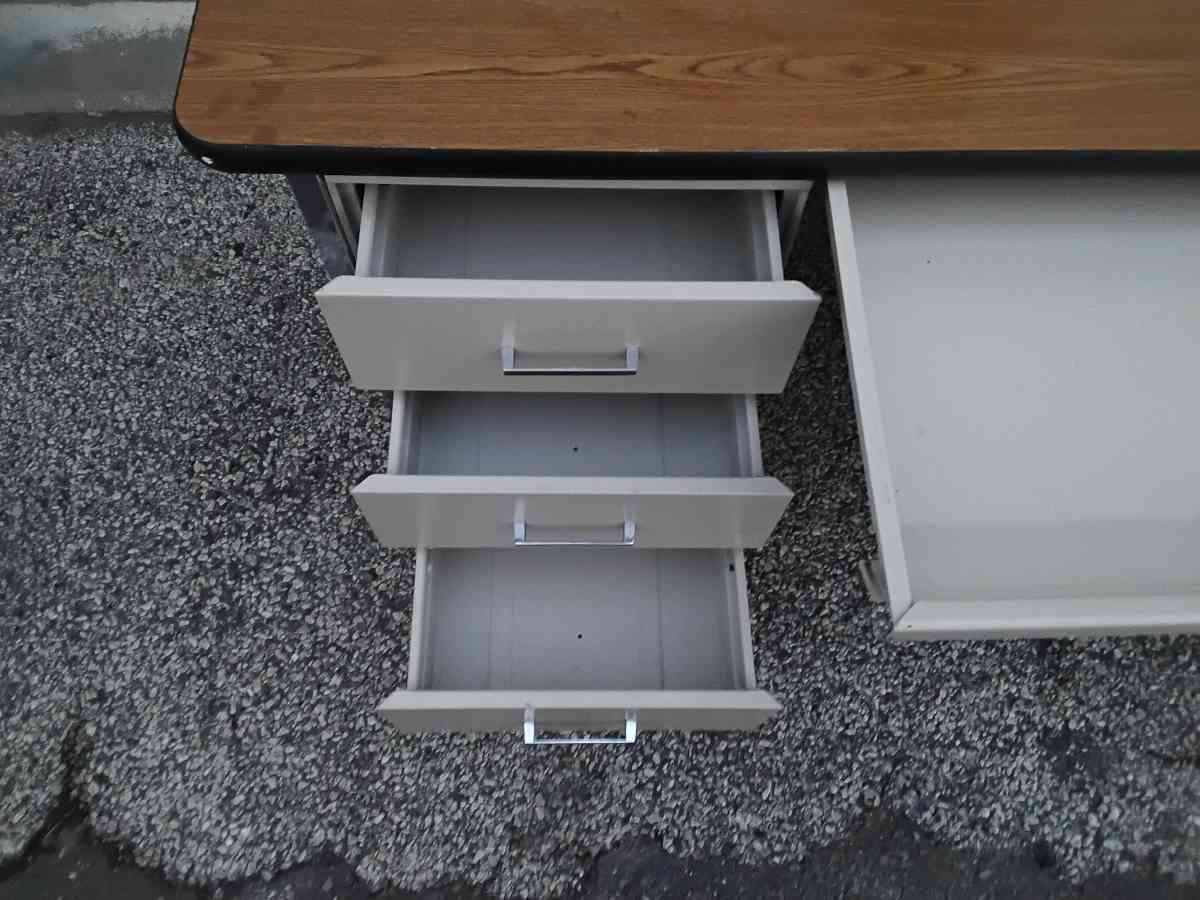 Nice Large Office Desk with 6 Drawers Like New - Williamstown, New Jersey - FleaMarketBay