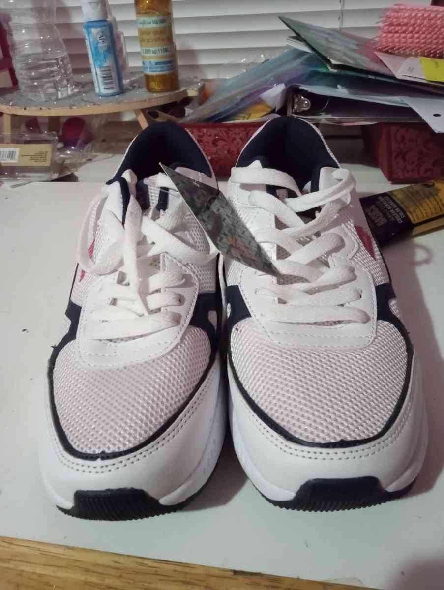 tennis shoes - Havre De Grace, Maryland - FleaMarketBay