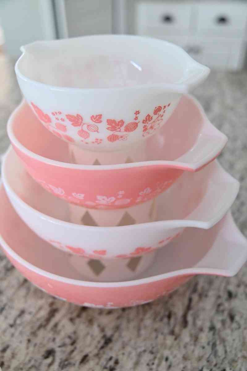 pink Pyrex mixing bowls - South Solon, Ohio - FleaMarketBay