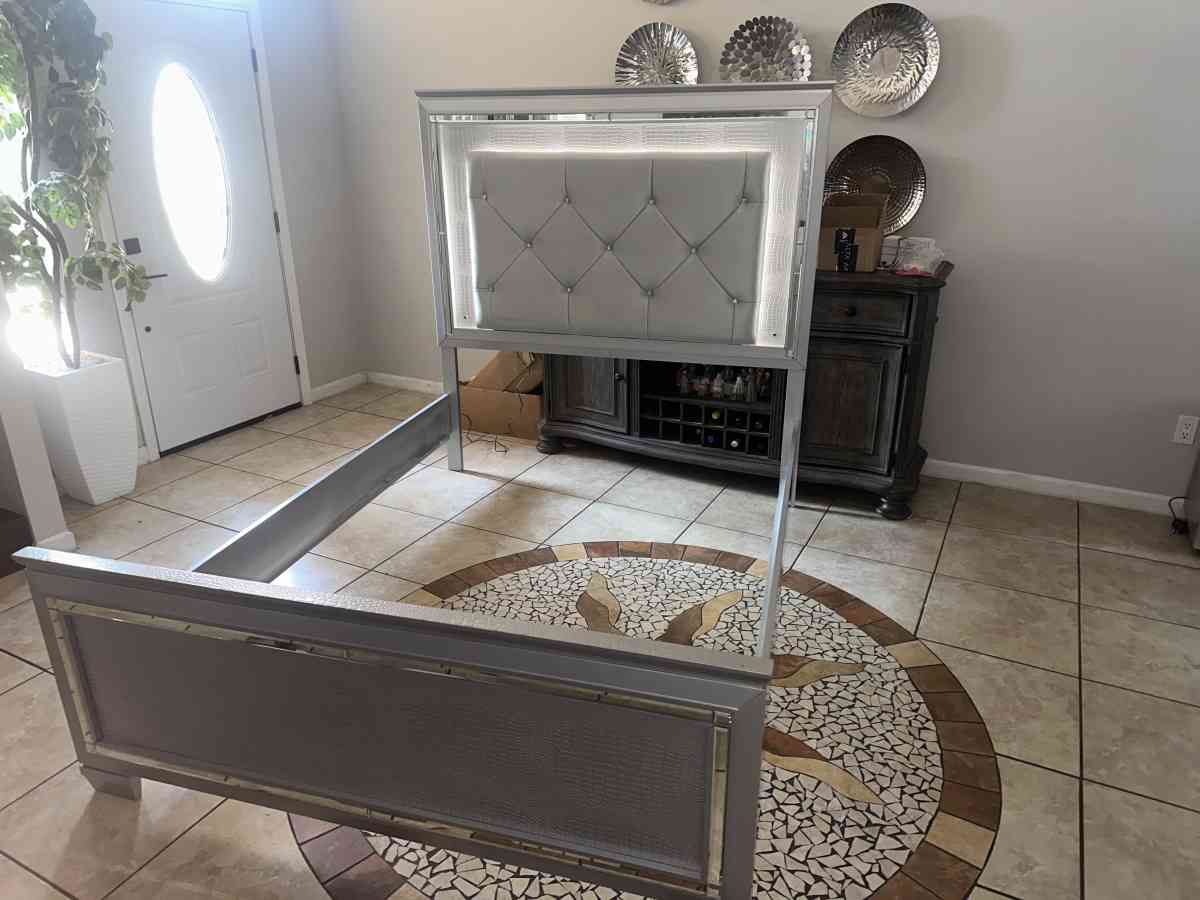 queen silver bed - Albuquerque, New Mexico - FleaMarketBay