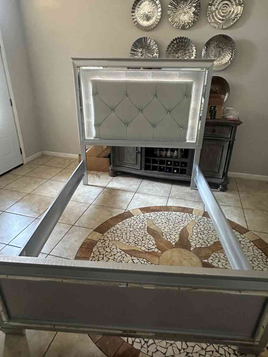 queen silver bed - Albuquerque, New Mexico