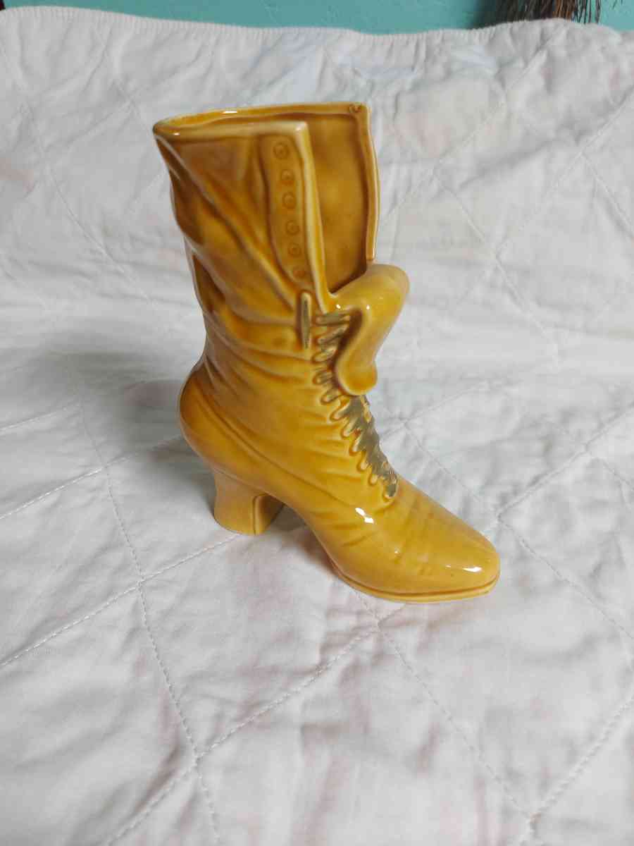 collectible glass shoe - Hartley, Iowa - FleaMarketBay