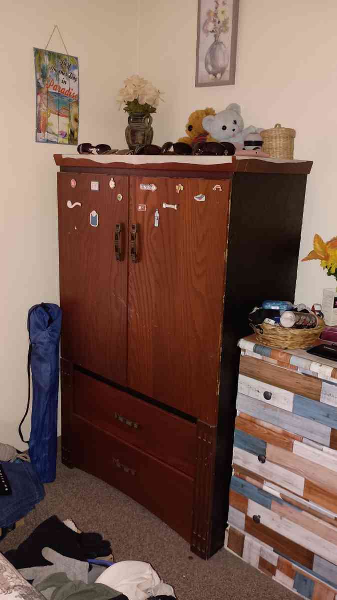 Armoire from Illinois - Zion, Illinois - FleaMarketBay