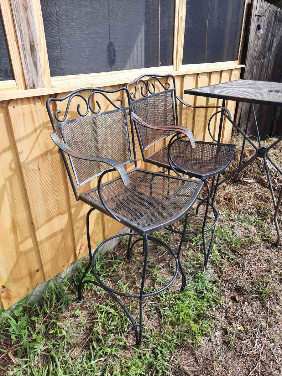 Pretty pub style metal patio set - Saint Augustine, Florida - FleaMarketBay
