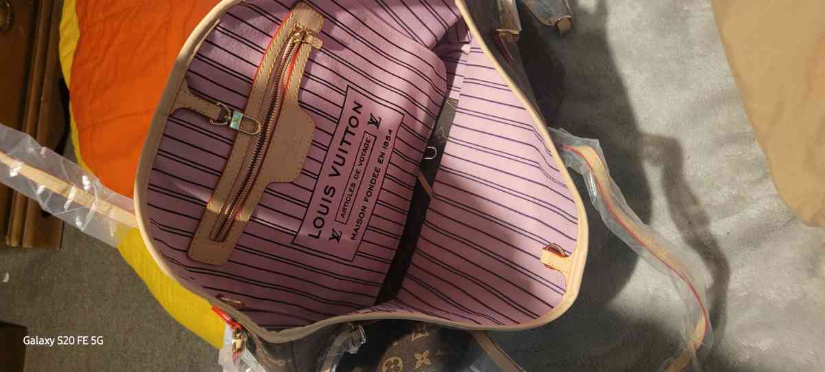 purse wallet an bag - Lucedale, Mississippi - FleaMarketBay