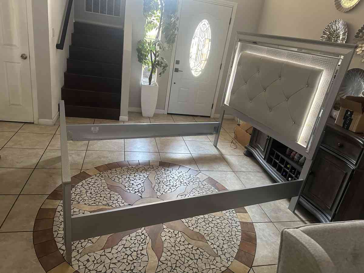 queen silver bed - Albuquerque, New Mexico - FleaMarketBay