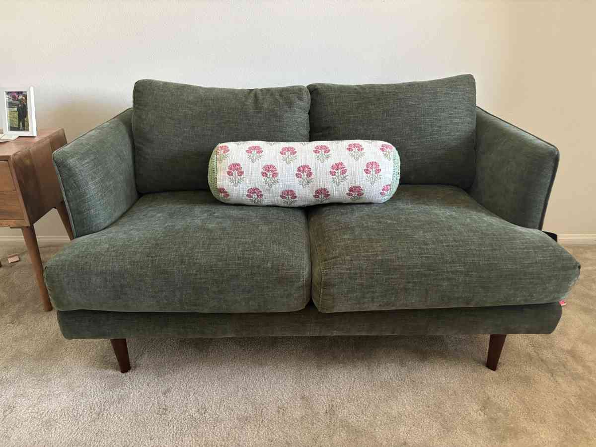 Brand new green couch - Moreno Valley, California - FleaMarketBay