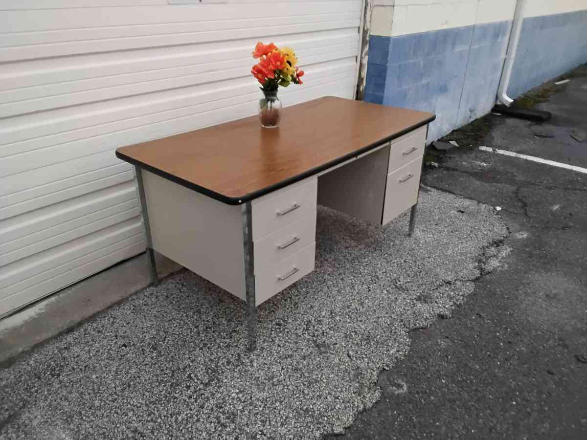 Nice Large Office Desk with 6 Drawers Like New - Williamstown, New Jersey - FleaMarketBay