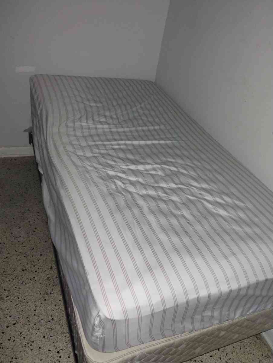 bedroom - Miami, Florida - FleaMarketBay