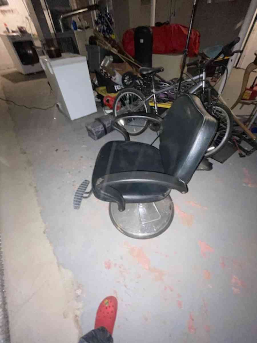 Barber salon chair - Detroit, Michigan - FleaMarketBay