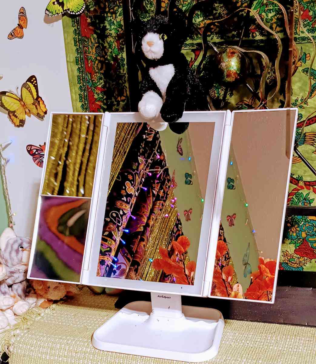 SALE lighted makeup mirror  AirExpect - Akron, Ohio