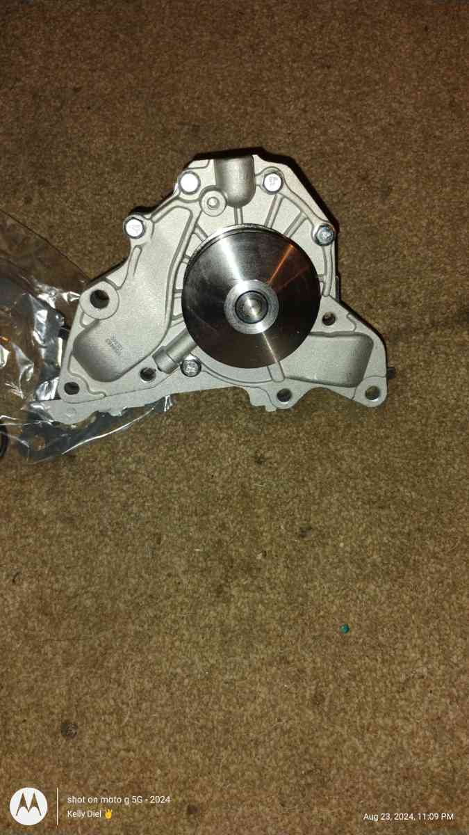 2005 Kia Sedona water pump - Champaign, Illinois - FleaMarketBay