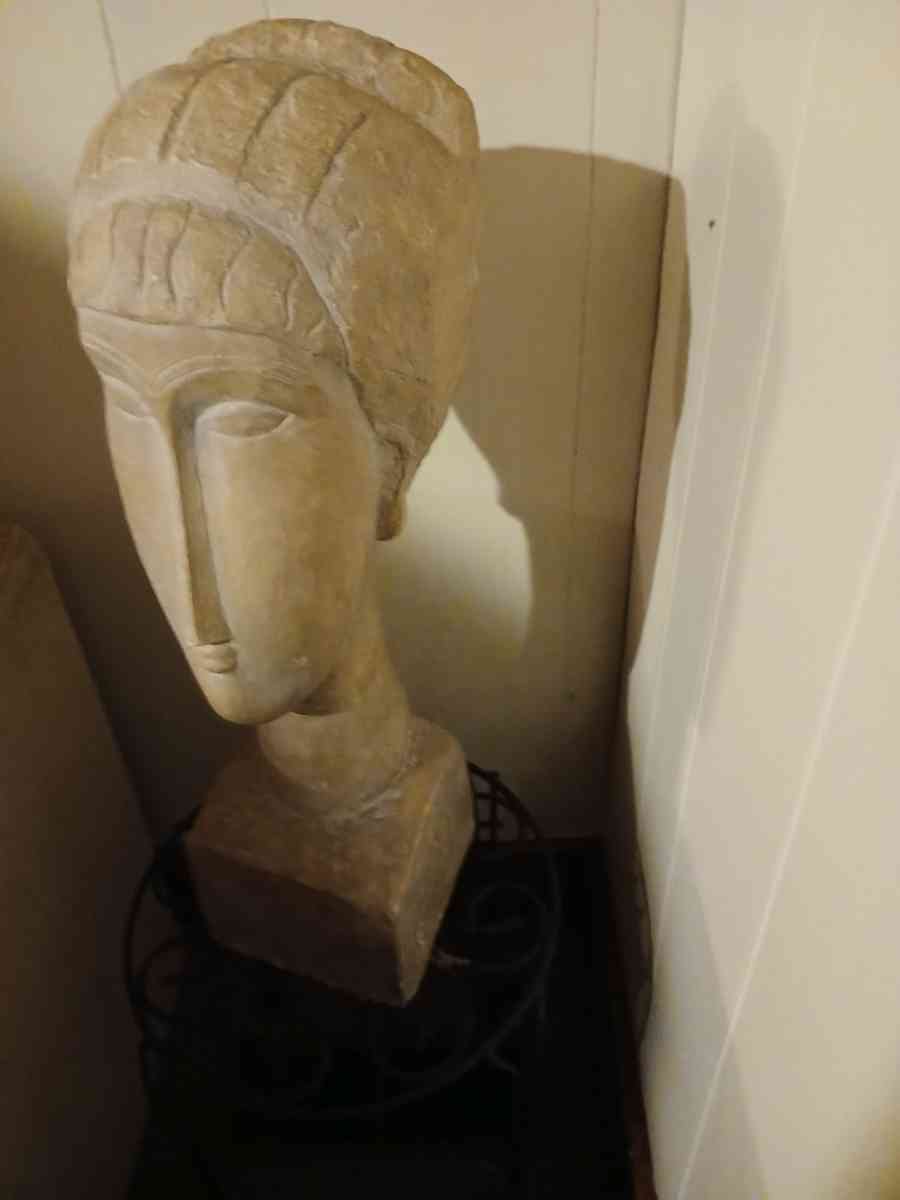 tete de femme head sculpture - Dyersburg, Tennessee