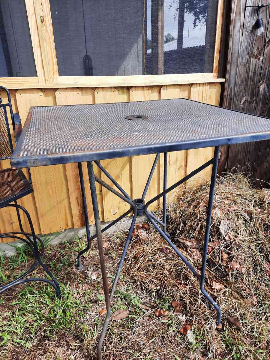 Pretty pub style metal patio set - Saint Augustine, Florida - FleaMarketBay