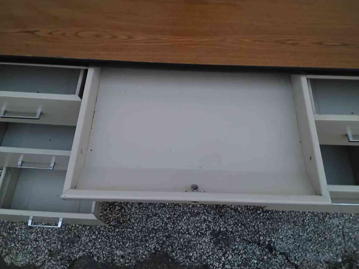 Nice Large Office Desk with 6 Drawers Like New - Williamstown, New Jersey - FleaMarketBay