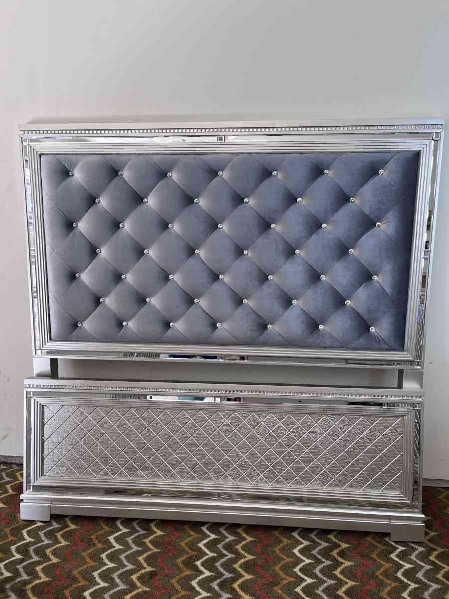 Queen size bedroom set - Howe, Texas - FleaMarketBay