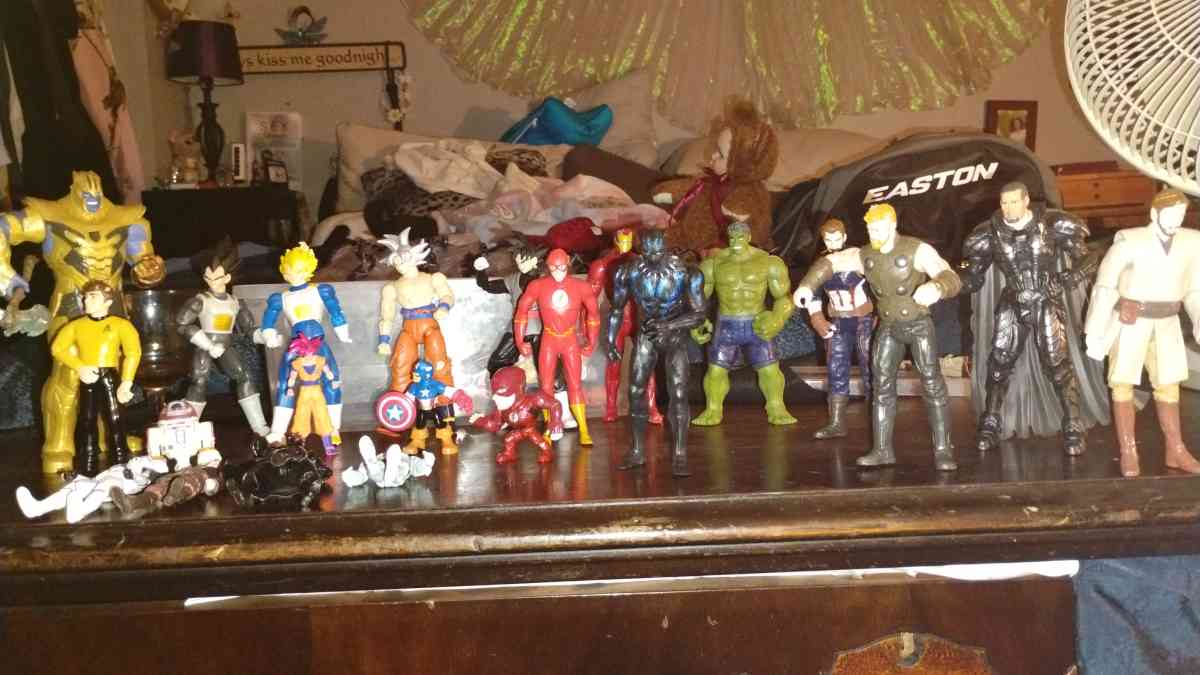 Collectibles Liquidation sale - Mchenry, Illinois - FleaMarketBay