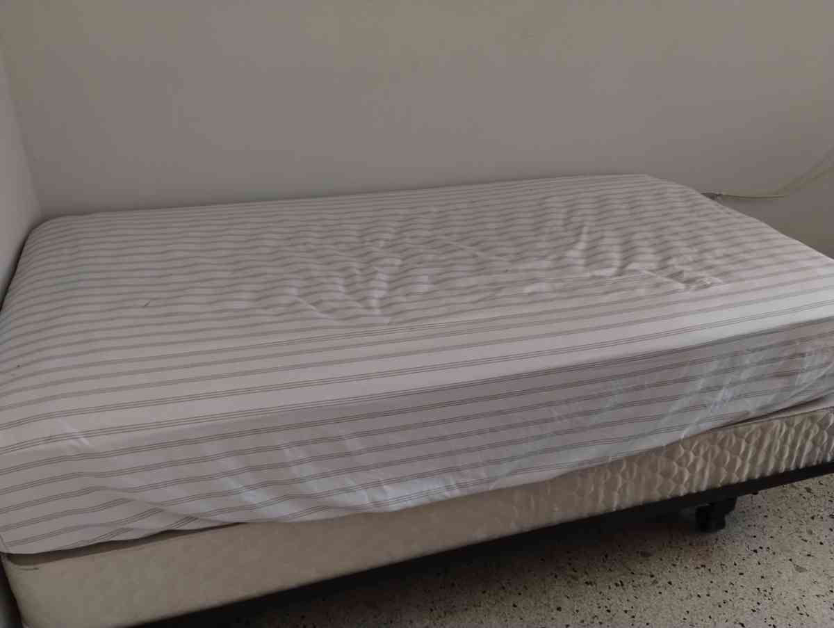 bedroom - Miami, Florida - FleaMarketBay