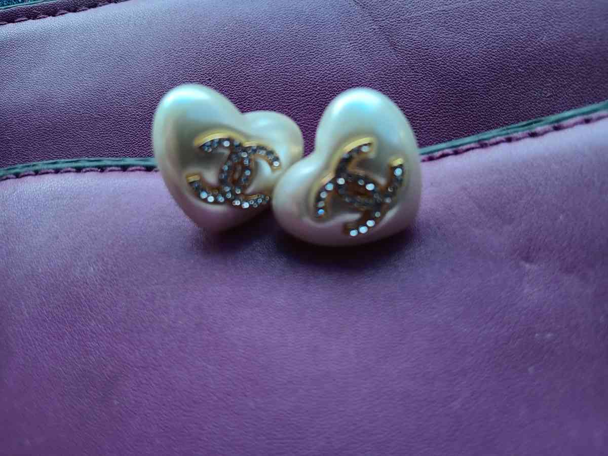 CHANEL heart shaped pearl stud earrings - Santa Cruz, California
