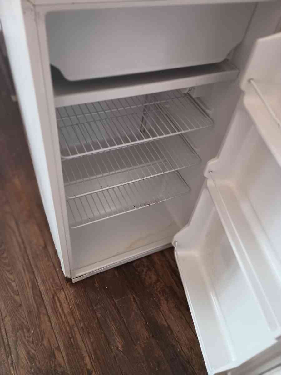 Kenmore mini fridge works fine needs a new hinge - Marion, North Carolina - FleaMarketBay