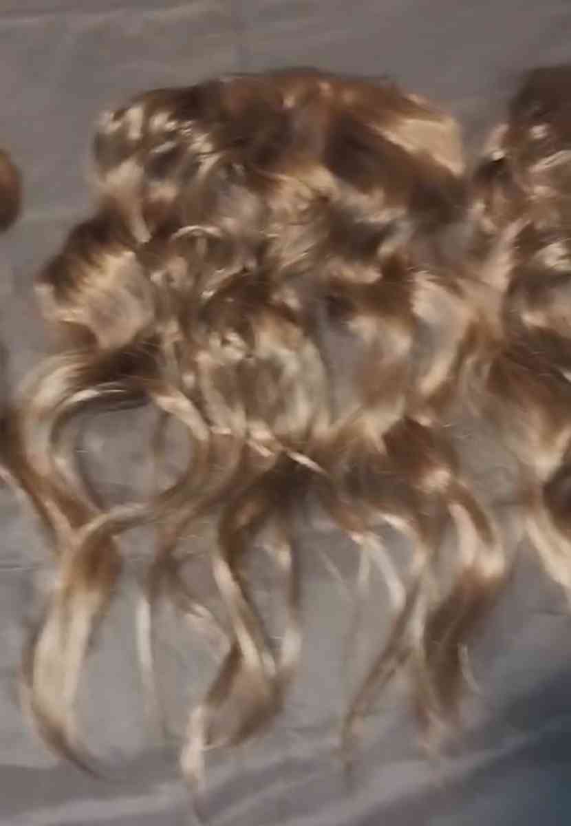 Brown Hair Extensions Clip in 7 piece set - Jeffersonville, Indiana - FleaMarketBay